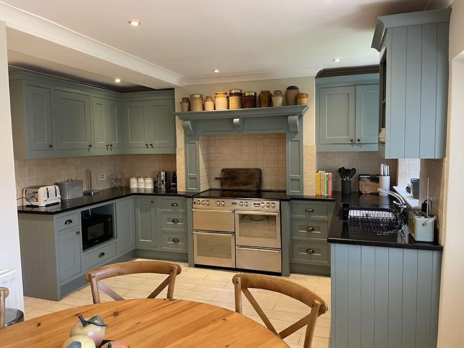 Holly Cottage, 2, Northbrook Park, Farnham-Up To 6 Adults المظهر الخارجي الصورة