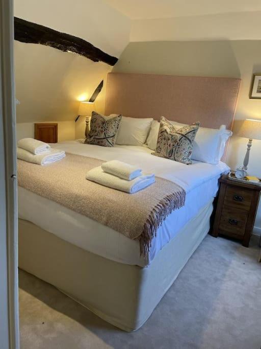 Holly Cottage, 2, Northbrook Park, Farnham-Up To 6 Adults المظهر الخارجي الصورة