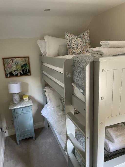 Holly Cottage, 2, Northbrook Park, Farnham-Up To 6 Adults المظهر الخارجي الصورة
