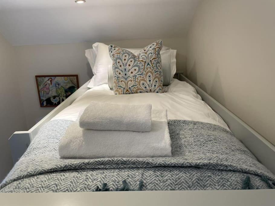 Holly Cottage, 2, Northbrook Park, Farnham-Up To 6 Adults المظهر الخارجي الصورة