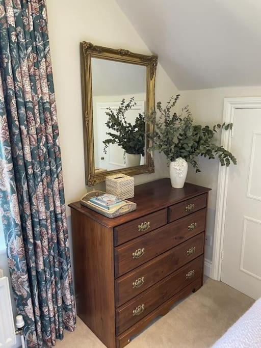 Holly Cottage, 2, Northbrook Park, Farnham-Up To 6 Adults المظهر الخارجي الصورة