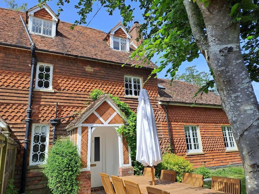 Holly Cottage, 2, Northbrook Park, Farnham-Up To 6 Adults المظهر الخارجي الصورة