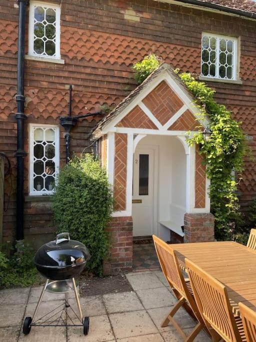 Holly Cottage, 2, Northbrook Park, Farnham-Up To 6 Adults المظهر الخارجي الصورة