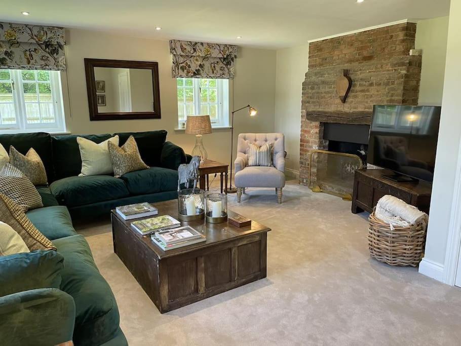 Holly Cottage, 2, Northbrook Park, Farnham-Up To 6 Adults المظهر الخارجي الصورة